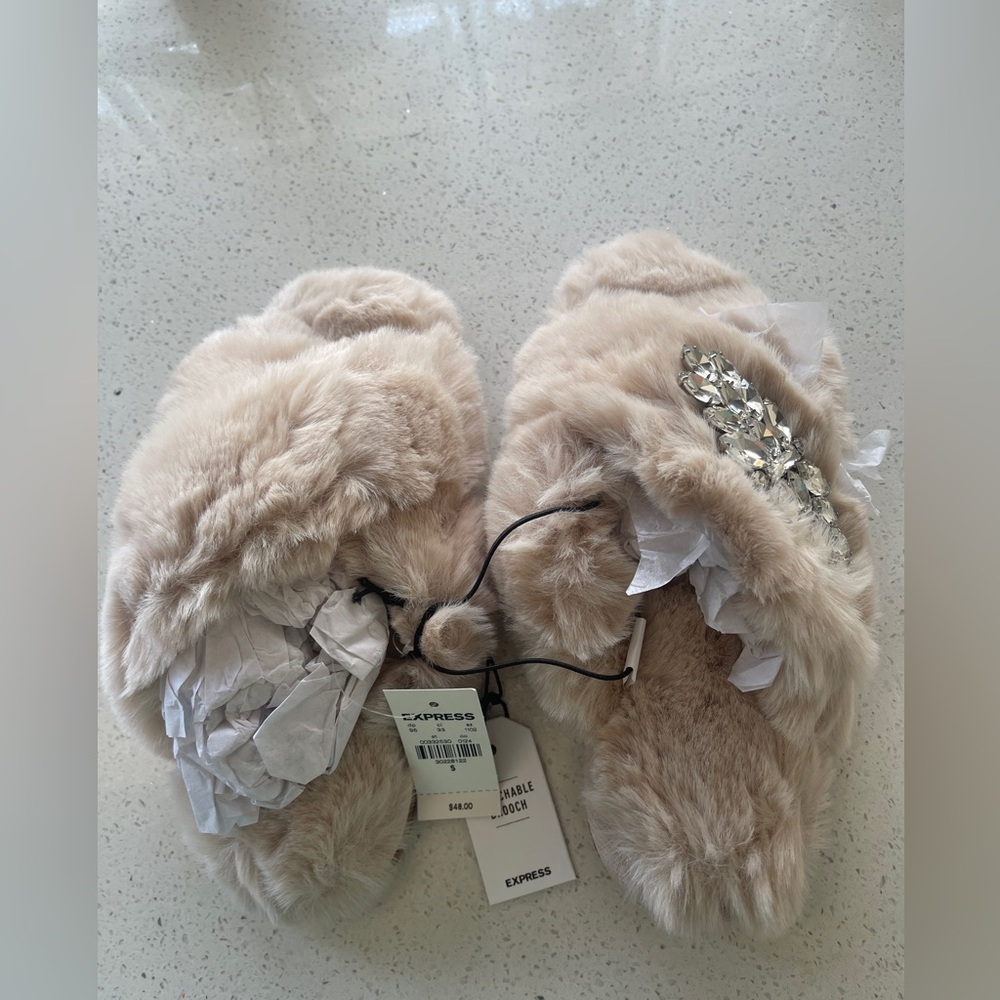 Express Faux Fur Removable Brooch Slippers Small(5-6) - Picture 3 of 4